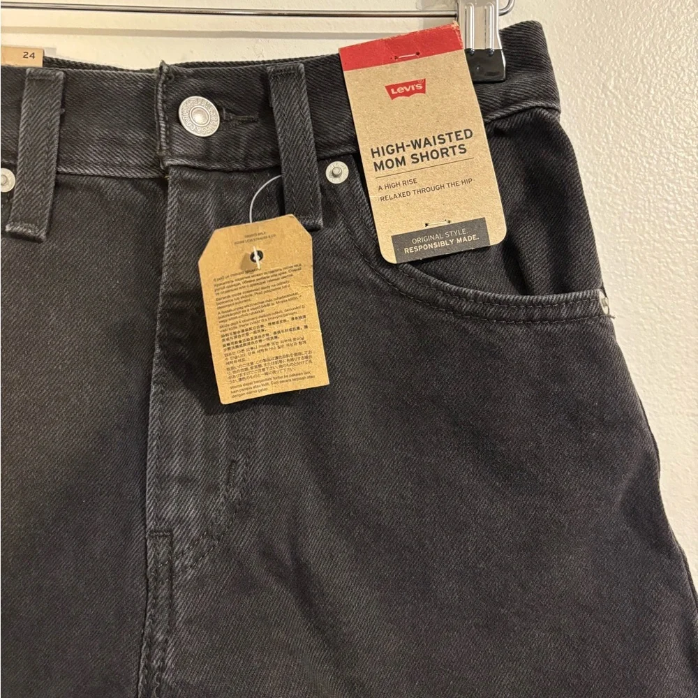 Levi’s high waisted mom shorts size 24. Relaxed through the hip - Picture 2 of 3